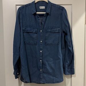 GAP Wonen's Denim colored  Button Down Shirt